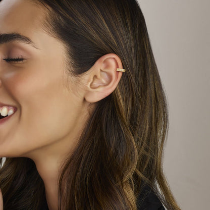 Goudkleurige earcuff met steentjes – goud op zilver