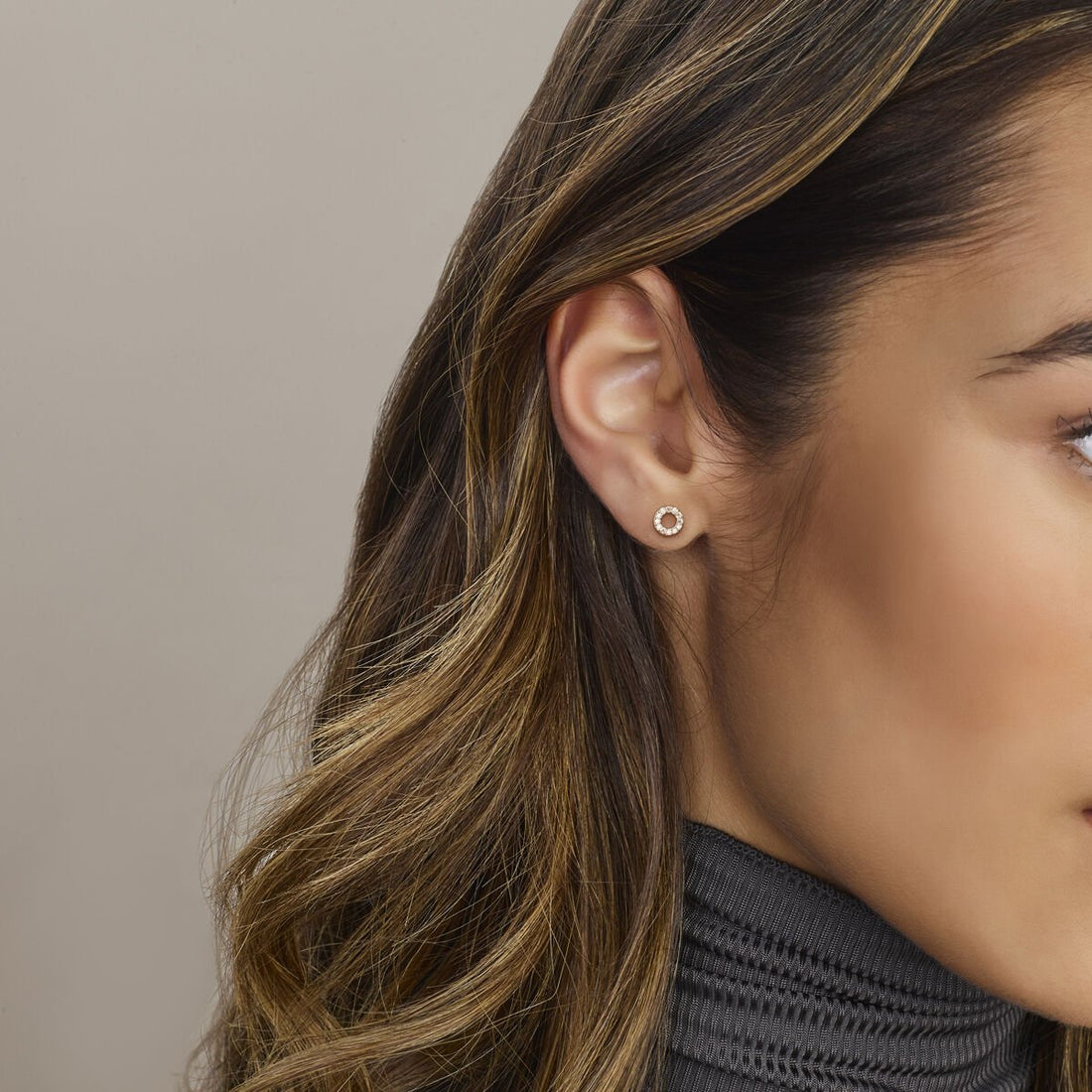 ronde zilveren oorbellen met kleine steentjes